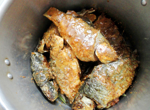 Cá diếc làm sạch, ướp gia vị rồi kho với tương tạo thành món ăn ngon.