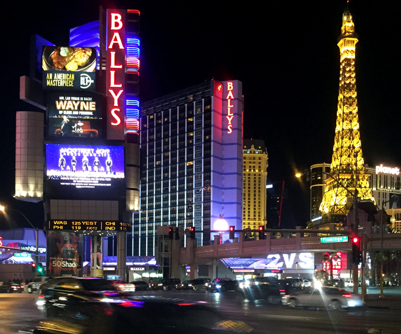 Bản sao tháp Eiffel ở Las Vegas rực rỡ trong đêm.