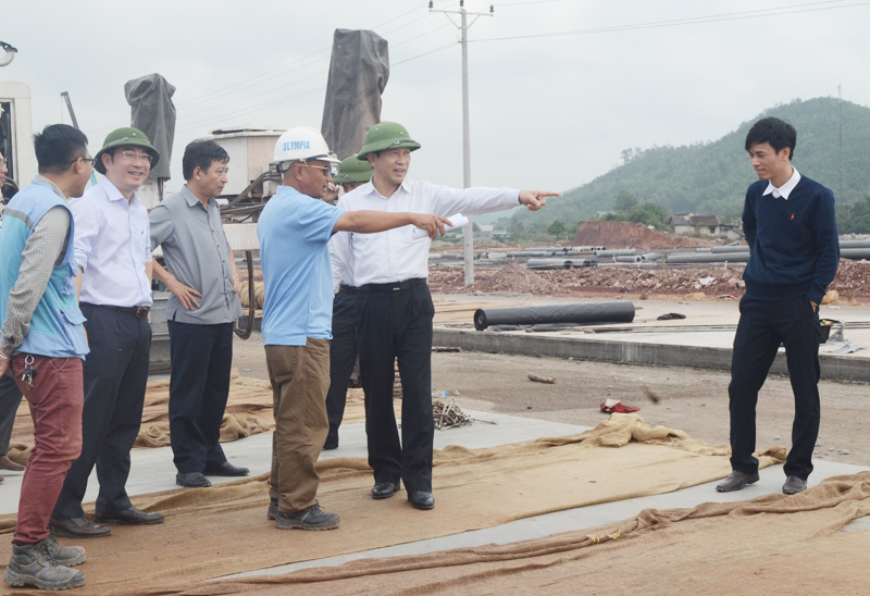 Đồng chí Nguyễn Văn Thành, Phó Chủ tịch UBND tỉnh kiểm tra khu vực đường băng Cảng hàng không Quảng Ninh