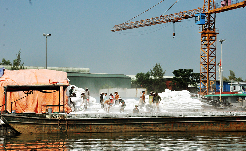 Bốc xếp hàng hóa tại khu vực cảng Minh Thăng, trên sông Ka Long.