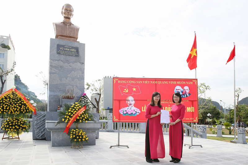 Bi thư Chi bộ Phòng Báo Điện tử (Đảng bộ Cơ quan Báo Quảng Ninh) trao Quyết định cho Đảng viên mới.