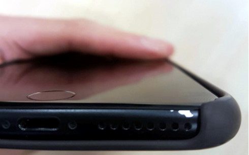 Vết tróc trên chiếc iPhone 7 màu đen mờ của tài khoản QuitSplash đăng trên Reddit.