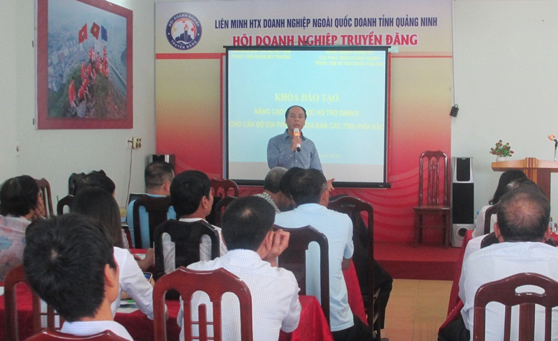 Giảng viên Tô Hoài Nam đến từ Cục Phát triển doanh nghiệp (Bộ Kế hoạch và Đầu tư) trình bày các nội dung tại khóa đào tạo.