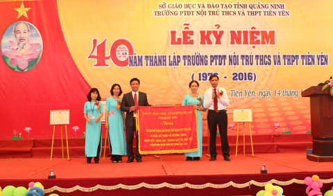 Đồng chí Vũ Văn Diện, Phó Chủ tịch UBND tỉnh trao tặng bức trướng cho thầy cô giáo nhà trường 