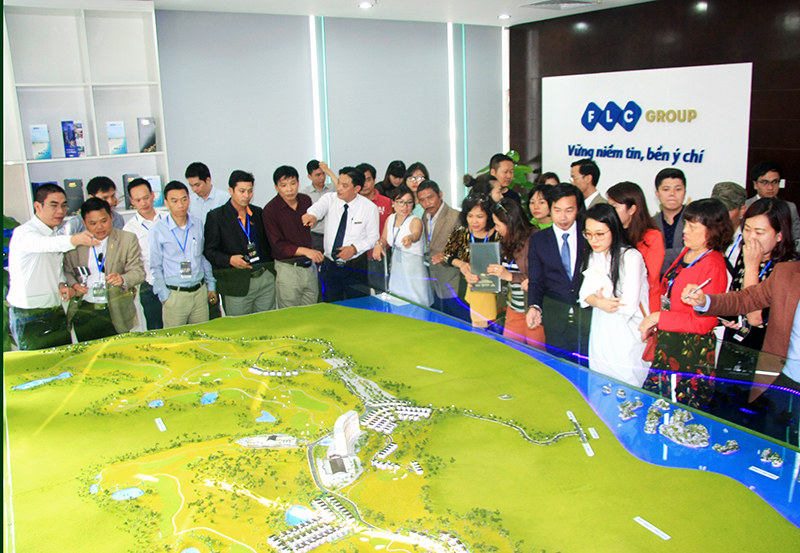 Hàng trăm lượt khách hàng tới tìm hiểu thông tin về dự án FLC Hạ Long