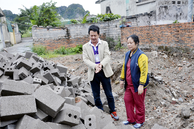 Anh Nguyễn Đức Ba, Chủ nhiệm CLB “Tâm bằng hữu” kiểm tra vật liệu chuẩn bị xây nhà từ thiện cho hộ gia đình có hoàn cảnh khó khăn.
