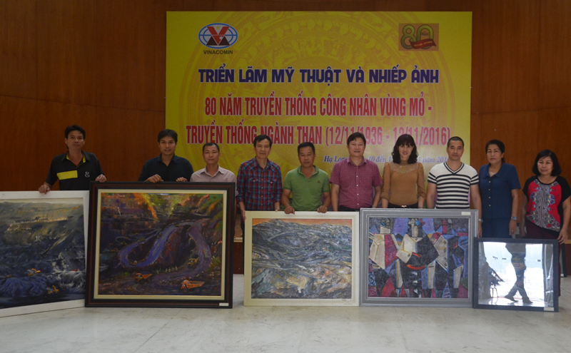 Đại diện Tập đoàn Công nghiệp Than- Khoáng sản Việt Nam và Hội Mỹ thuật Việt Nam tặng tranh cho các đơn vị.