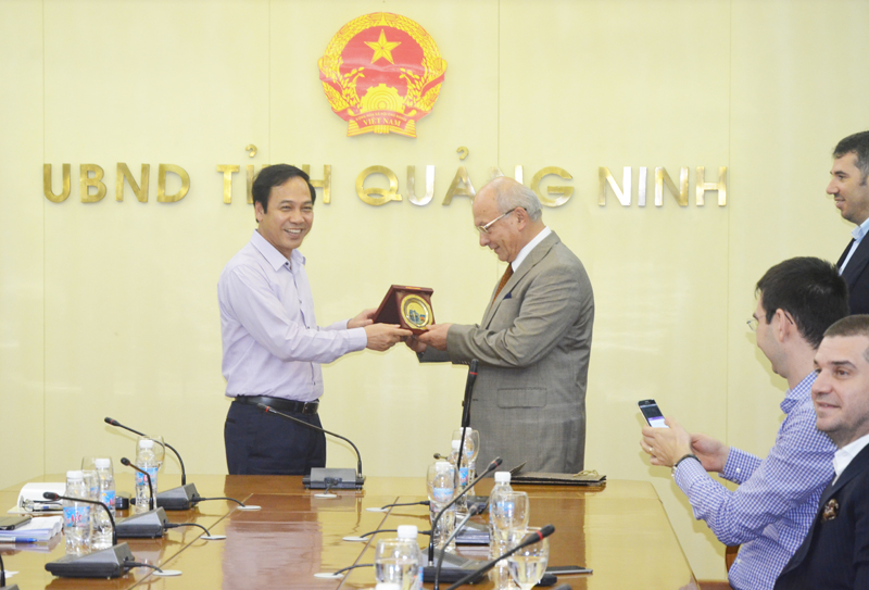 Đồng chí Đặng Huy Hậu, Phó Chủ tịch Thường trực UBND tỉnh tặng quà lưu niệm cho Đoàn doanh nghiệp công nghệ cao Rumani