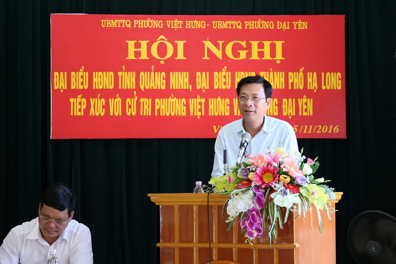 Đồng chí Bí thư Tỉnh ủy, Chủ tịch HĐND tỉnh báo cáo tại hội nghị.