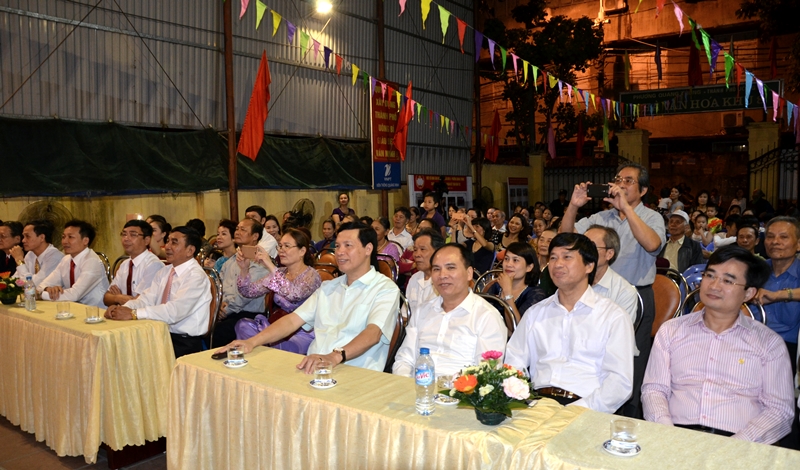 Các đại biểu và đông đảo nhân dân TP Uông Bí đã đến sự Ngày hội Đại đoàn kết toàn dân tộc tại Khu 8