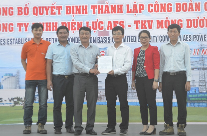 Ông Đậu Phan Phong, Chủ tịch LĐLĐ TP Cẩm Phả  trao quyết định thành lập cho BCH  CĐCS  Công ty TNHH điện lực AES-TKV Mông Dương.