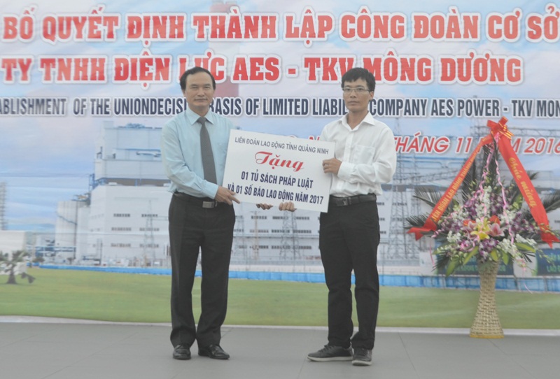 Ông Trần Danh Chức, Chủ tịch LĐLĐ tỉnh tặng CĐCS Công ty TNHH điện lực AES-TKV Tủ sách Pháp luật và 1 số báo lao động năm 2017.