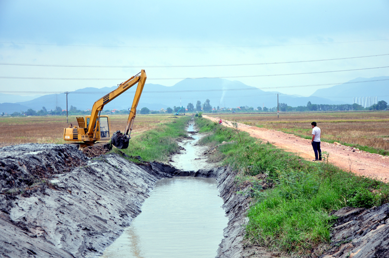 Nạo vét kênh mương phục vụ sản xuất cánh đồng mẫu thôn Đông Mai, xã Nguyễn Huệ.