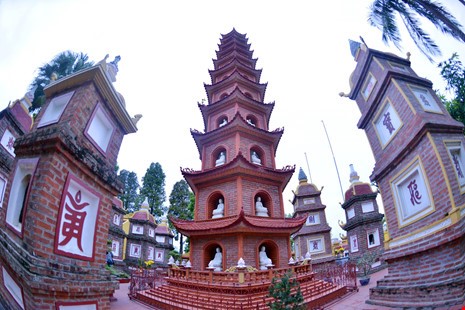 Khuôn viên chùa có Bảo tháp lục độ đài sen, xây dựng năm 1998.
