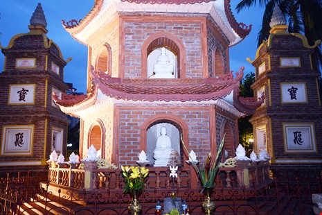Bảo tháp lớn gồm 11 tầng, cao 15 m. Mỗi tầng tháp có sáu ô cửa hình vòm, trong mỗi ô đặt một pho tượng Phật A Di Đà.