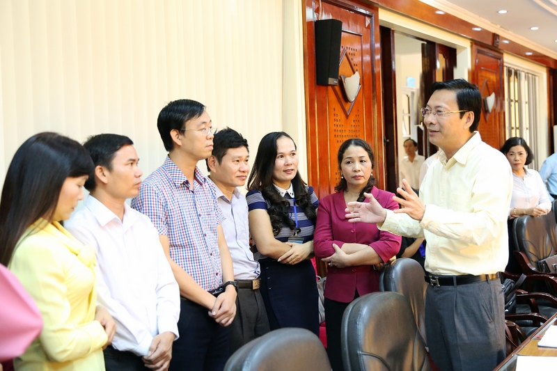 Đồng chí Nguyễn Văn Đọc, Bí thư Tỉnh ủy, Chủ tịch HĐND tỉnh trò chuyện với các thầy cô giáo và đội ngũ quản lý giáo dục thành phố Cẩm Phả.