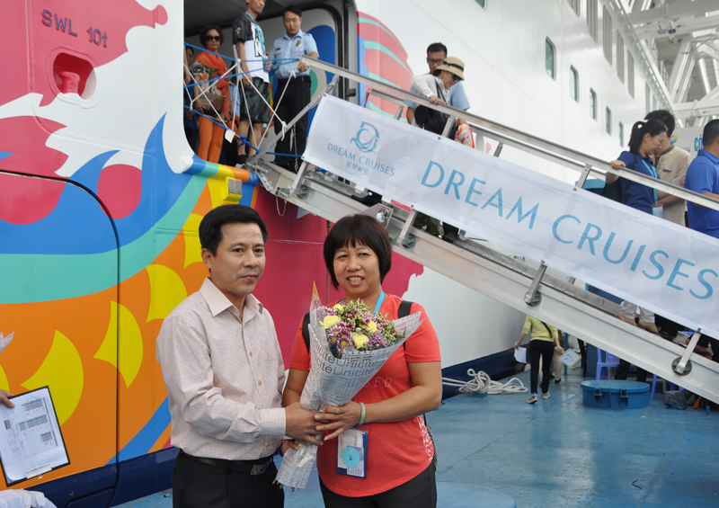 Đồng chí Lê Minh Tân, Phó Giám đốc Sở Du lịch tặng hoa vị khách đầu tiên đến từ tàu biển Genting Dream.