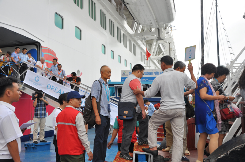 Khách du lịch tàu biển Genting Dream lên tàu tham quan Vịnh Hạ Long.