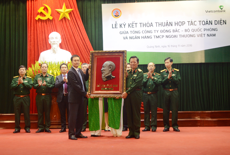 Lãnh đạo Tổng Công ty Đông Bắc tặng quà lưu niệm cho Vietcombank