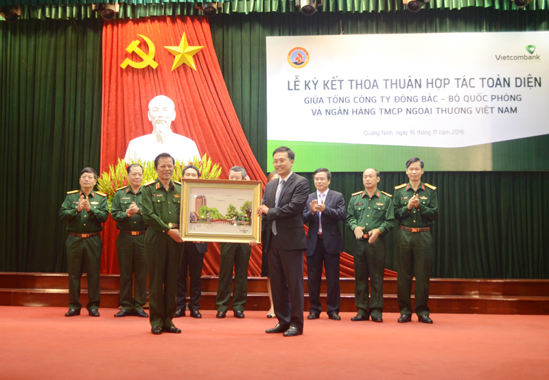 Lãnh đạo Vietcombank tặng quà lưu niệm cho Tổng Công ty Đông Bắc