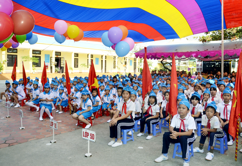 Các em học sinh tham gia ngày kỷ niệm 60 năm thành lập Trường.