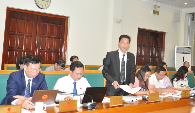 Đại biểu Hồ Văn Vịnh phát biểu tại kỳ họp tại điểm cầu UBND tỉnh.