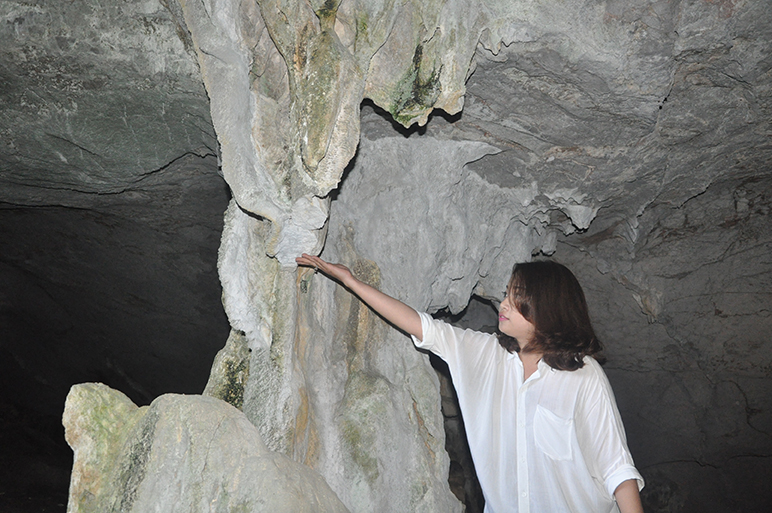 Nhũ đá bị mất một phần trong hang Cặp La.