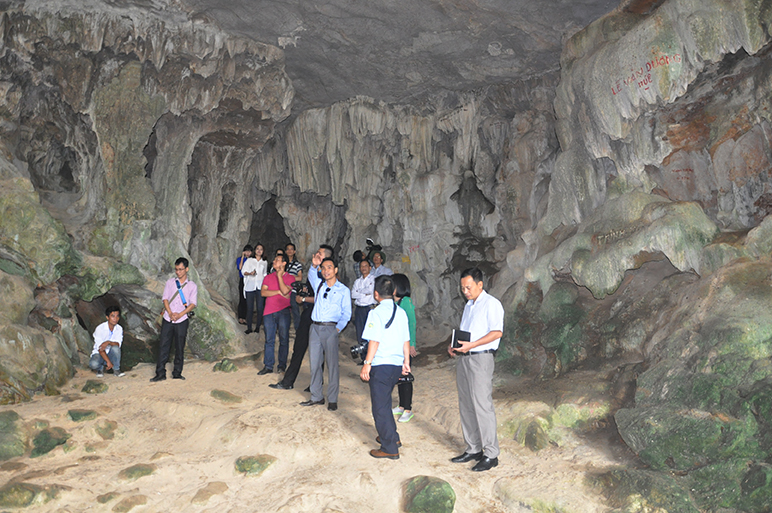 Đoàn kiểm tra thực địa tại hang Trinh Nữ - hang diện bảo tồn, không khai thác đã lâu.