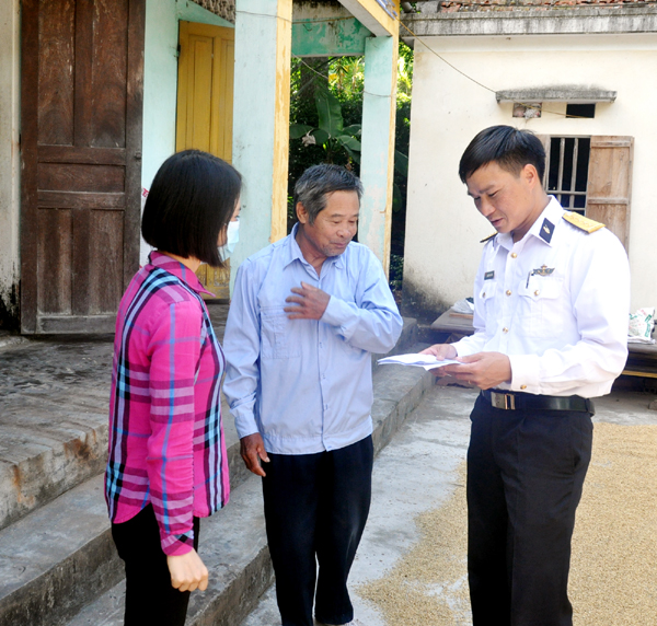 Đại uý Nguyễn Nho Kinh, Chính trị viên phó Tiểu đoàn 7, tuyên truyền phổ biến pháp luật cho gia đình chị Nguyễn Thị Thanh Mơ (thôn 12, xã Hiệp Hoà, TX Quảng Yên).