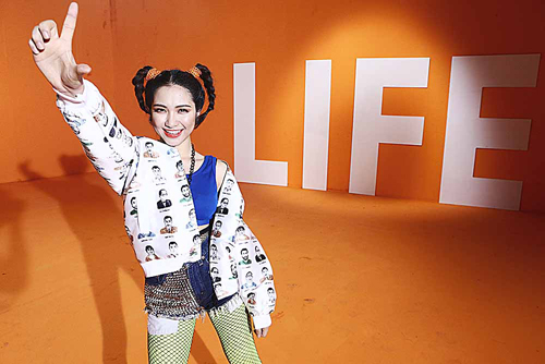 Hòa Minzy theo đuổi phong cách trẻ trung trong sản phẩm âm nhạc mới.