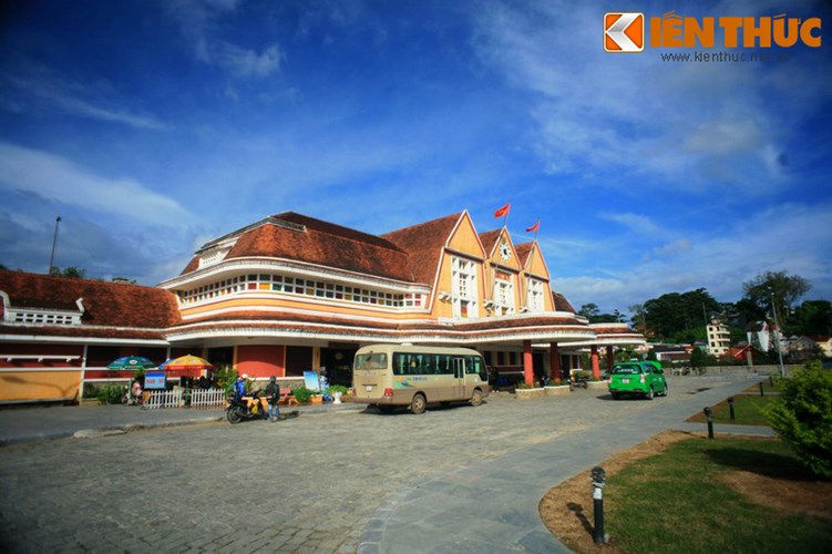  Nằm ở phường 10, TP Đà Lạt, tỉnh Lâm Đồng, ga Đà Lạt được coi là nhà ga tàu hỏa cổ đẹp nhất Việt Nam cũng như toàn khu vực Đông Dương. 
