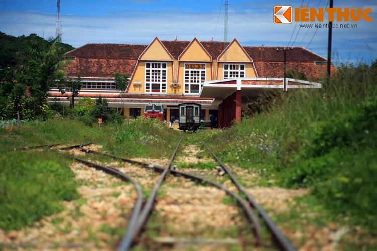  Ga Đà Lạt hiện nay chỉ còn hoạt động để phục vụ du lịch. Đây là nơi xuất phát của tuyến đường sắt khứ hồi đưa du khách đến ga Trại Mát cách Đà Lạt 7km. 