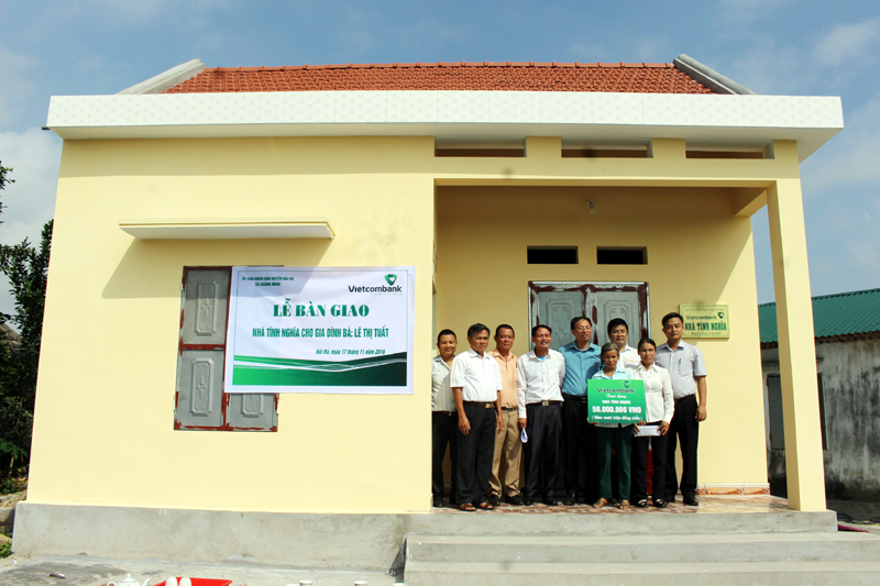Đại diện Ngân hàng Vietcombank trao tiền hỗ trợ cho gia đình bà Lê Thị Tuất.