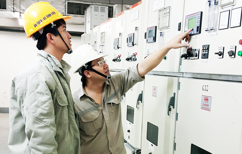 Công nhân kiểm tra an toàn trước khi vào ca sản xuất tại Công ty Nhiệt điện Uông Bí.
