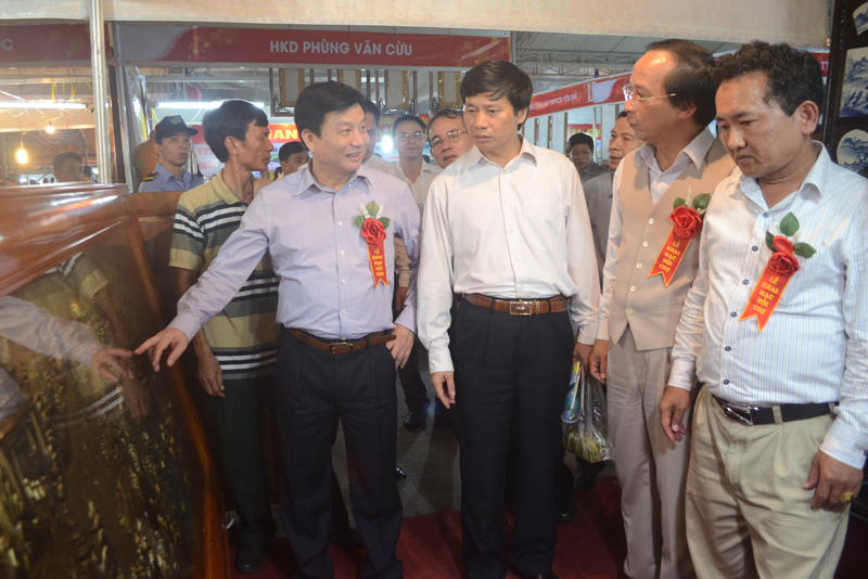 Các đại biểu tham quan gian hàng giới thiệu sản phẩm tiểu thủ công nghiệp của tỉnh Thái Bình