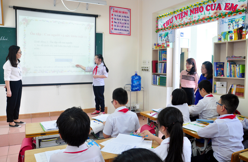 Các cô giáo trong Ban Giám hiệu Trường Tiểu học Hạ Long (TP Hạ Long) thăm giờ dạy học của cô, trò lớp 5a4.