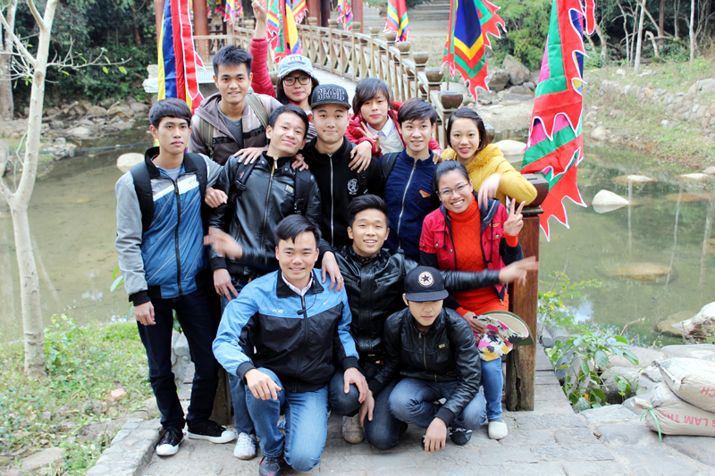 Thầy giáo Đỗ Quang Khương (hàng ngồi, đầu tiên bên trái) cùng học sinh trong một lần đi trải nghiệm ở chùa Yên Tử (TP Uông Bí). Ảnh: Nhân vật cung cấp