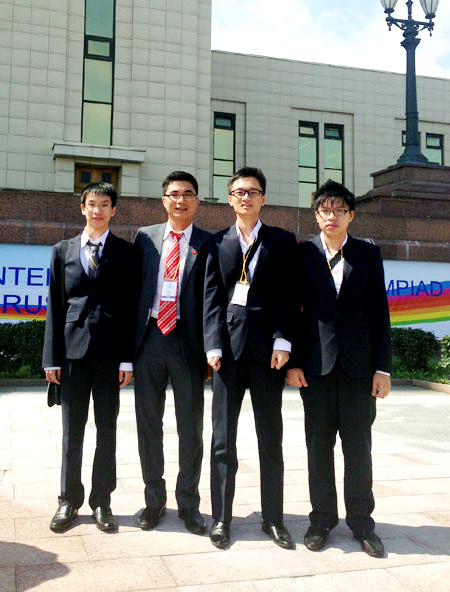 TS.Vi Anh Tuấn (thứ hai, trái sang) và các học sinh chuyên hoá thi Olympic quốc tế năm 2013. Ảnh tư liệu của gia đình Tiến sĩ Tuấn