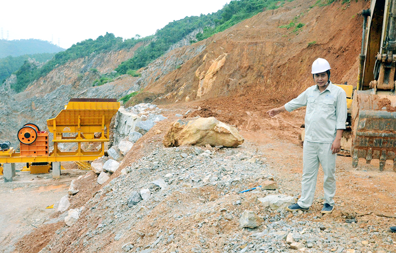 Hoạt động khai thác đá tại khai trường của Công ty Đầu tư và phát triển Việt Hưng (TP Hạ Long).