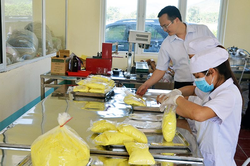 Đóng gói sản phẩm bột nghệ tại HTX Nông dược xanh Tinh Hoa (xã Quảng La, huyện Hoành Bồ).