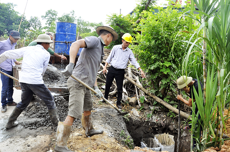 Cán bộ Điện lực Tiên Yên giám sát thi công đào đúc móng tại thôn Đồng Đạm (xã Đông Ngũ, huyện Tiên Yên).