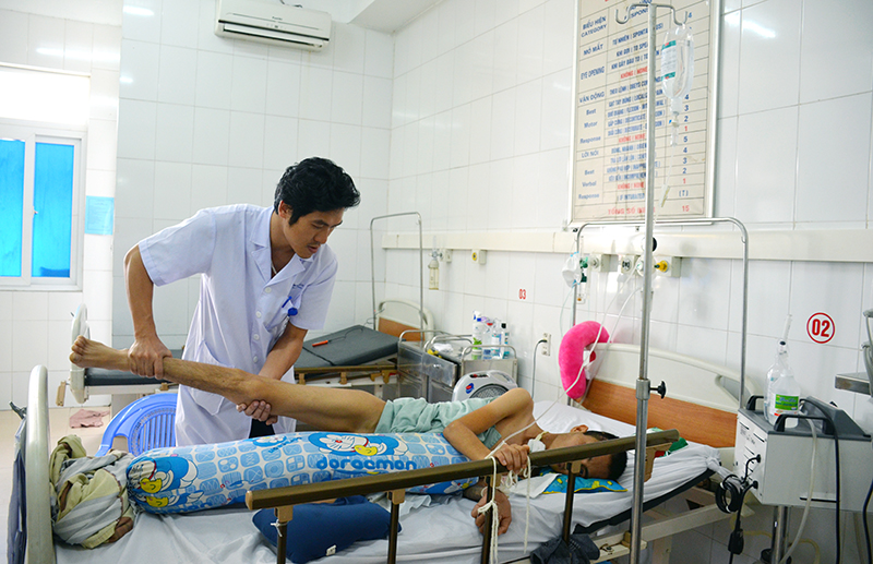 Bệnh nhân Lê Xuân Quân (21 tuổi, xã An Thọ, huyện An Lão, TP Hải Phòng) đang được điều trị tại Bệnh viện Bãi Cháy do TNGT.