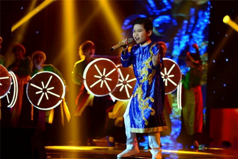 Nhật Minh trở thành Quán quân “Giọng hát Việt nhí 2016” sau tiết mục trình diễn mang đậm sắc màu âm nhạc dân tộc.