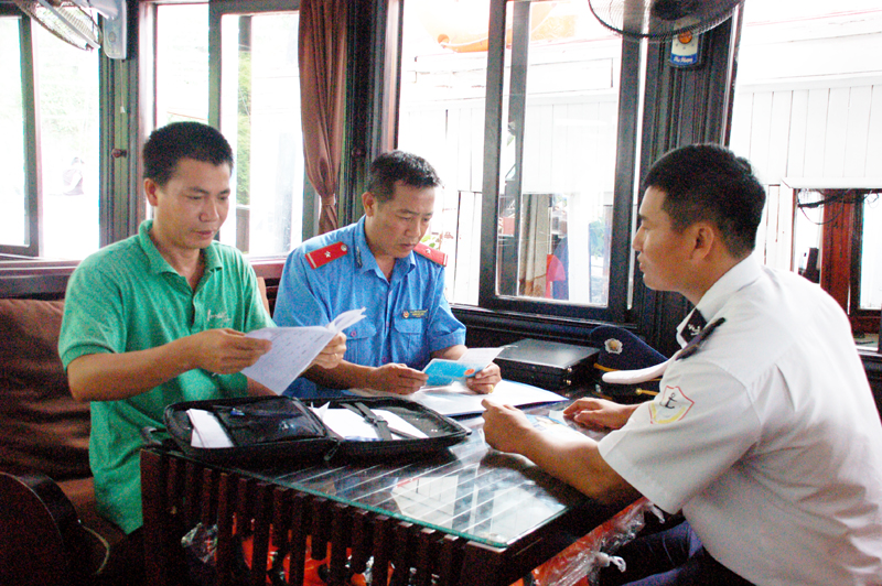 Thanh tra Giao thông đường thuỷ nội địa (Sở GT-VT) kiểm tra hành chính và tuyên truyền Luật Giao thông đường thuỷ nội địa cho chủ tàu vận chuyển khách tham quan Vịnh Hạ Long.