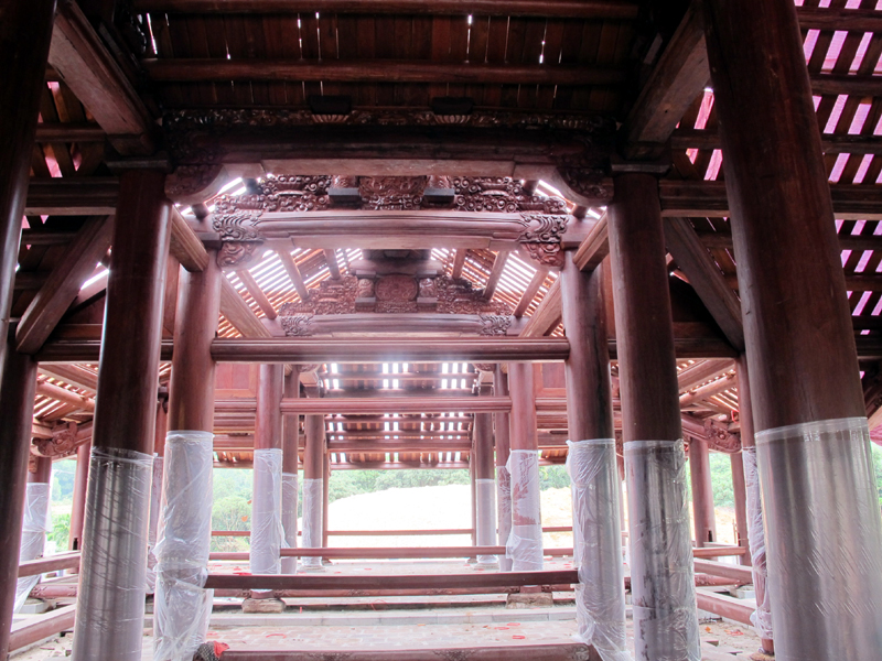 Đền chính được làm hoàn toàn từ gỗ lim, có mặt bằng hình chữ Đinh đã lắp dựng xong các kết cấu gỗ từ tháng 4-2016.
