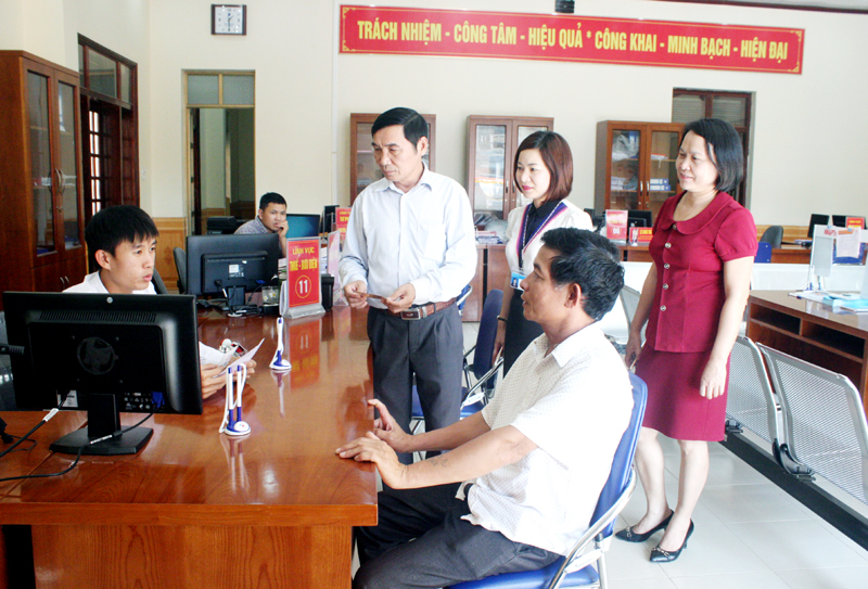 UBKT Huyện uỷ Tiên Yên phối hợp với HĐND, Thanh tra huyện tiến hành kiểm tra công tác cải cách hành chính tại Trung tâm Hành chính công huyện. 