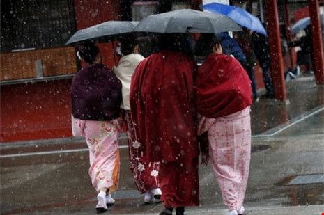 Nhiều phụ nữ Nhật chọn mặc kimono, trang phục truyền thống của xứ sở mặt trời mọc, khi cái lạnh bất chợt ùa đến. Ảnh: BBC