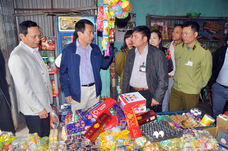 Đoàn kiểm tra liên ngành của tỉnh phát hiện một cơ sở kinh doanh trên địa bàn xã Hải Tiến bày bán hàng hóa thực phẩm không rõ nguồn gốc xuất xứ.