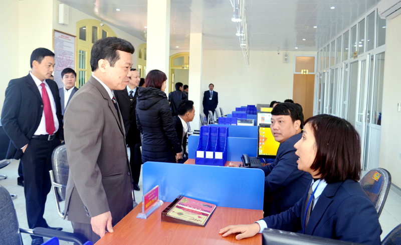 Đồng chí Nguyễn Văn Vinh, Bí thư Thị ủy Quảng Yên kiểm tra hoạt động của Trung tâm Hành chính công TX Quảng Yên.
