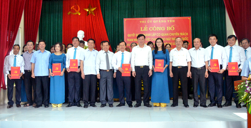 Thị ủy Quảng Yên tổ chức công bố Quyết định thành lập và ra mắt cơ quan chuyên trách tham mưu, giúp việc chung khối MTTQ và các đoàn thể chính trị - xã hội thị xã, tháng 9-2016. Ảnh: NGUYỄN CHIẾN